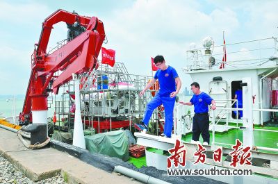 29日，科考人员从搭载蛟龙号的“向阳红09船”下船。新华社发